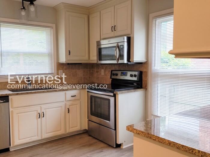 9236 Switzer St - Photo 5 of 28