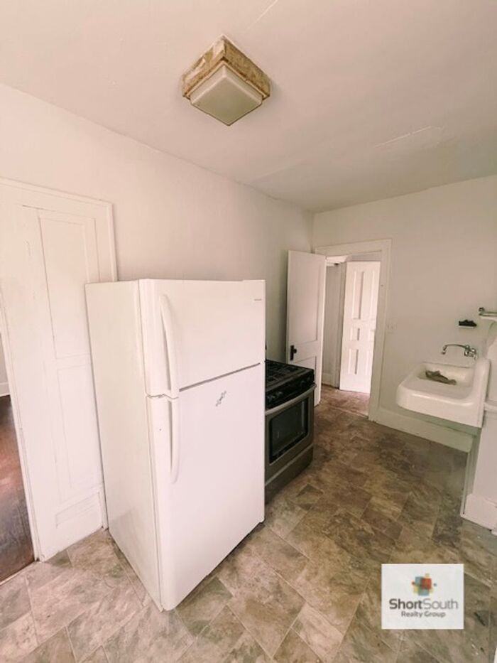82 E Grand Ave - Photo 3 of 11