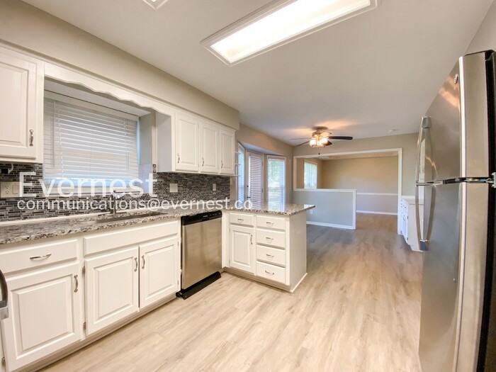 1419 Se 7th St - Photo 4 of 33