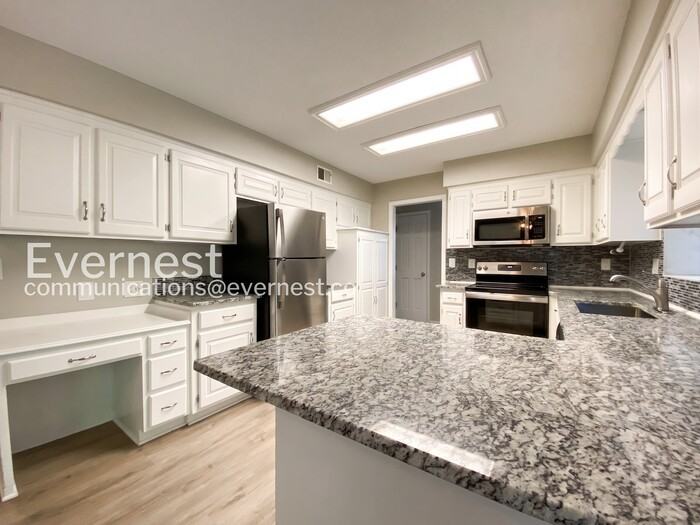 1419 Se 7th St - Photo 5 of 33