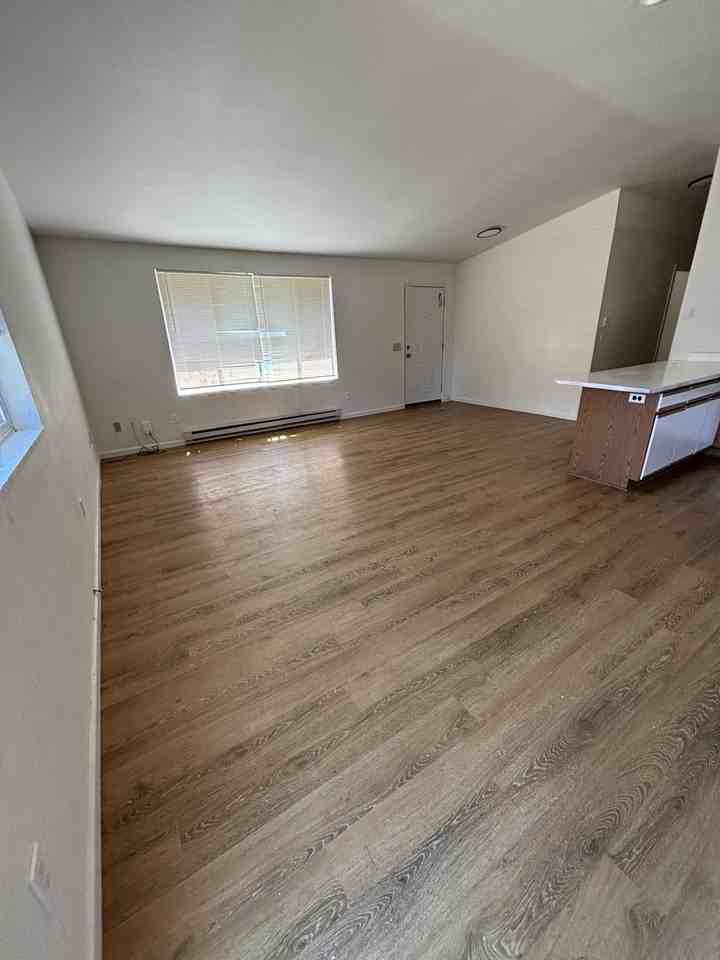 627 Willis Ave #B - Photo 2 of 5