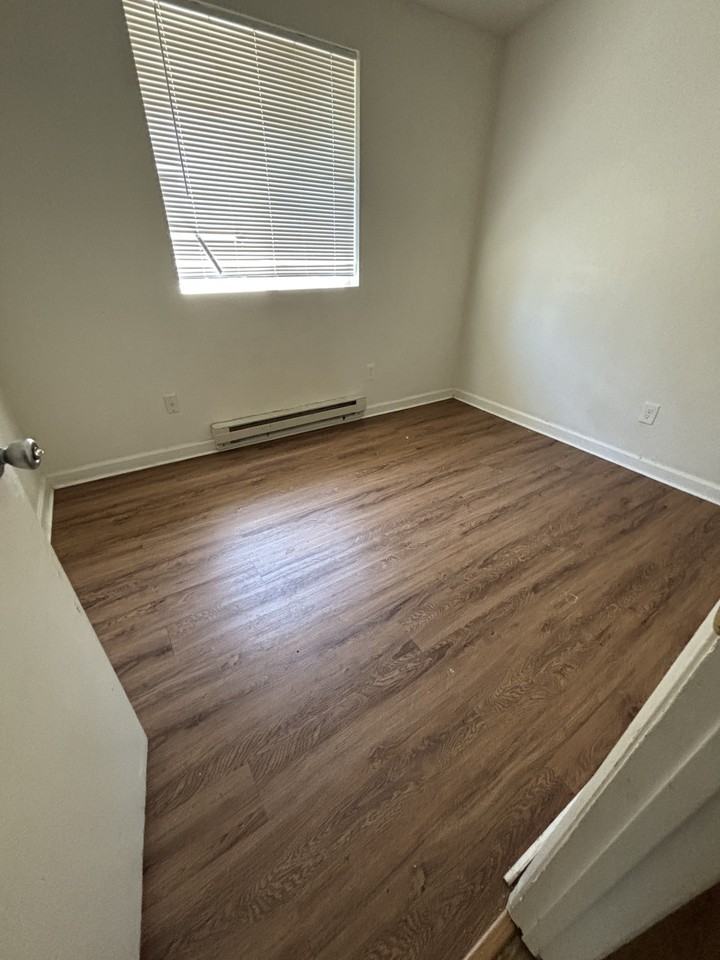 627 Willis Ave #B - Photo 3 of 5