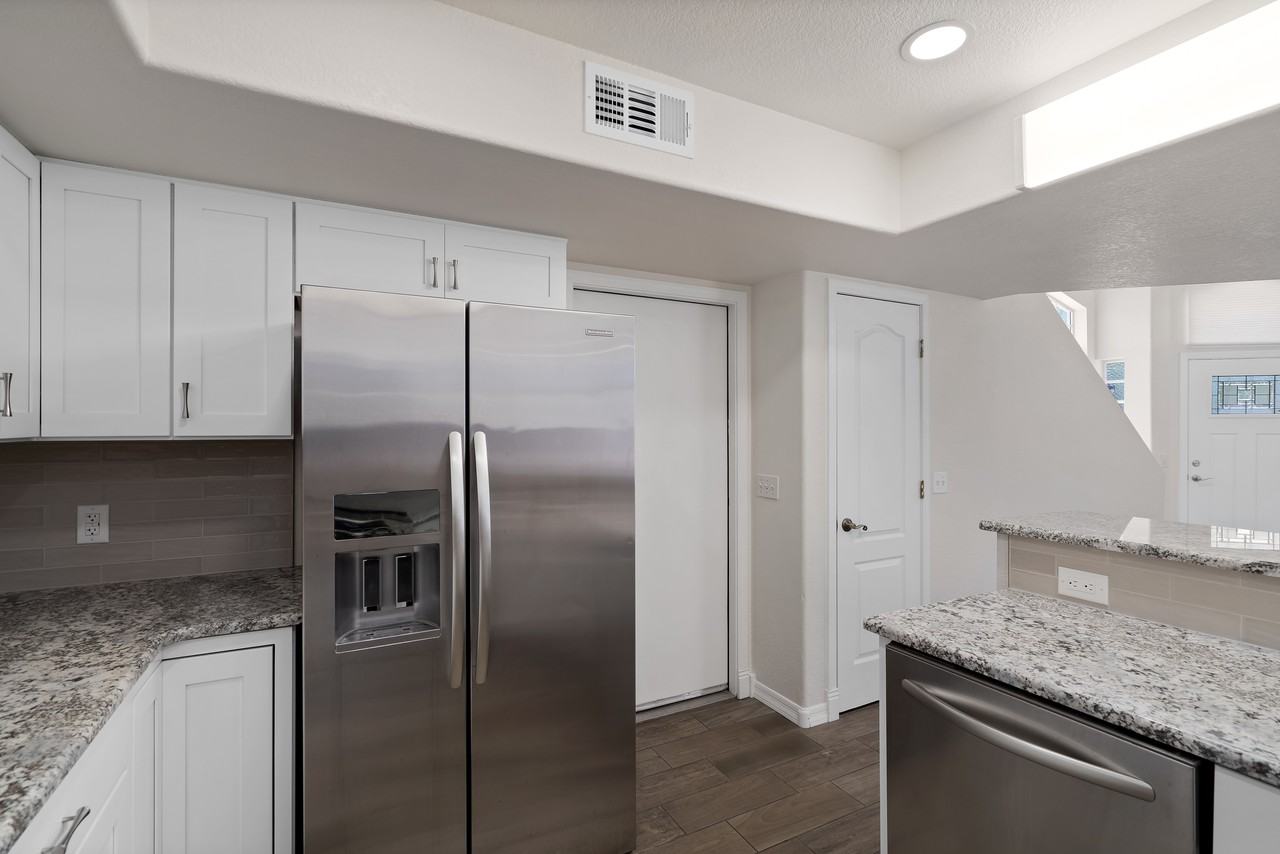 4295 Desert Springs Trl - Photo 5 of 31
