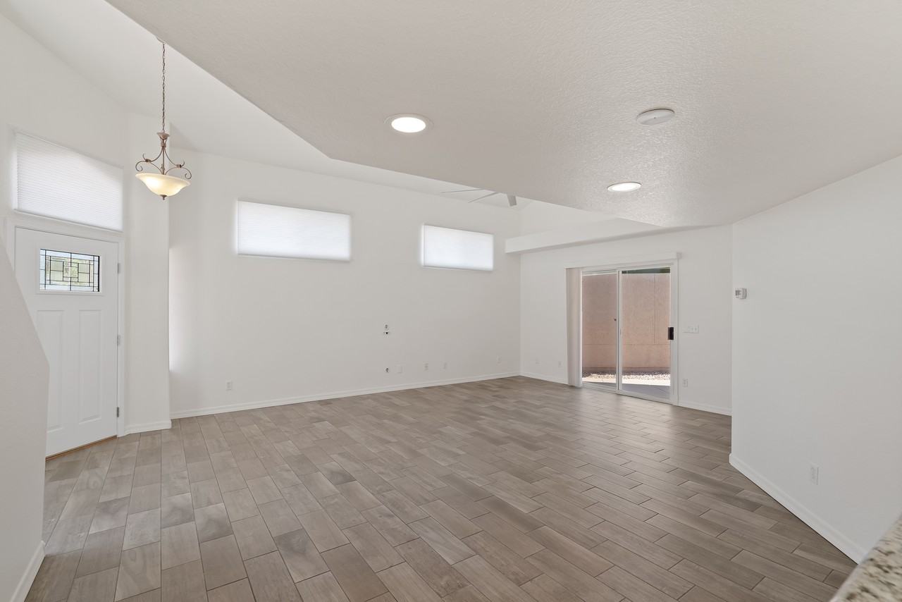 4295 Desert Springs Trl - Photo 6 of 31