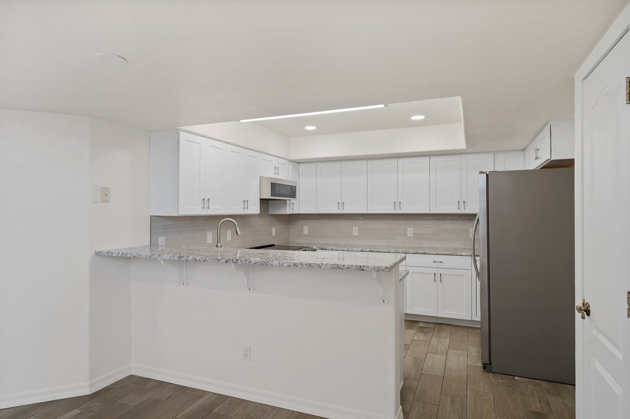 4295 Desert Springs Trl - Photo 7 of 31