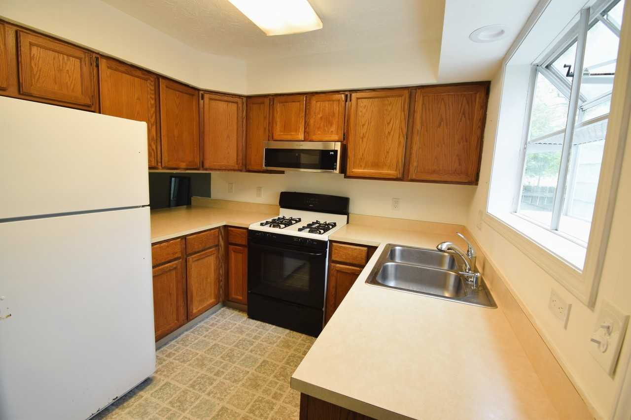 1136 Anthrop Dr - Photo 6 of 20