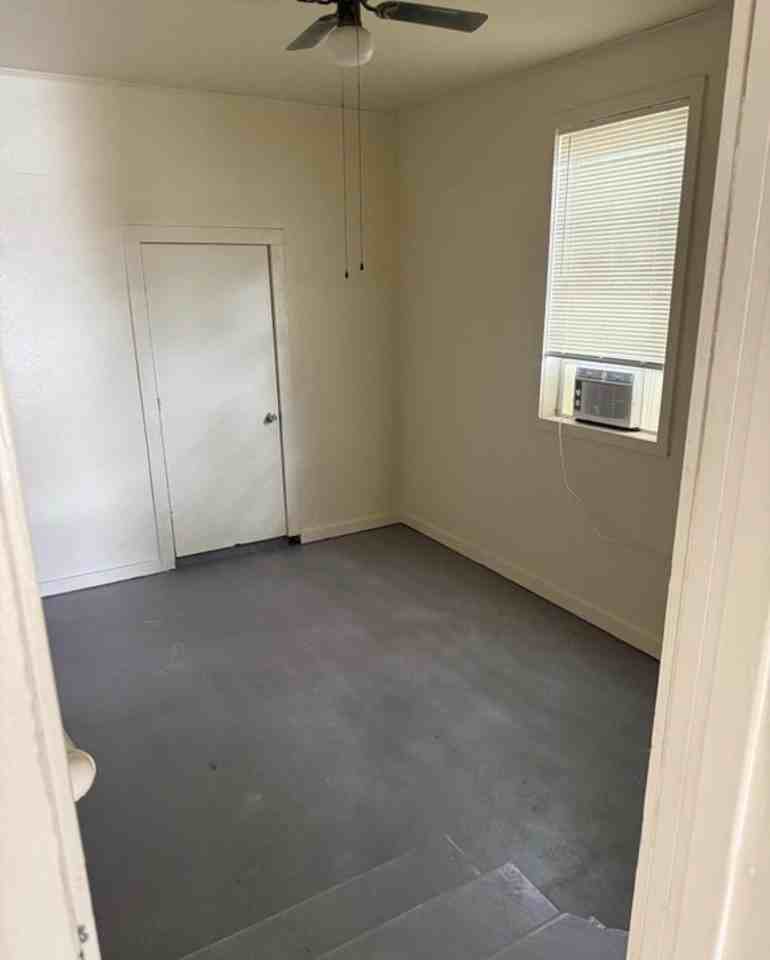 1039 Saint Charles St - Photo 3 of 10