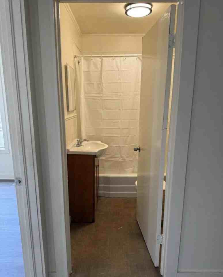 1039 Saint Charles St - Photo 5 of 10