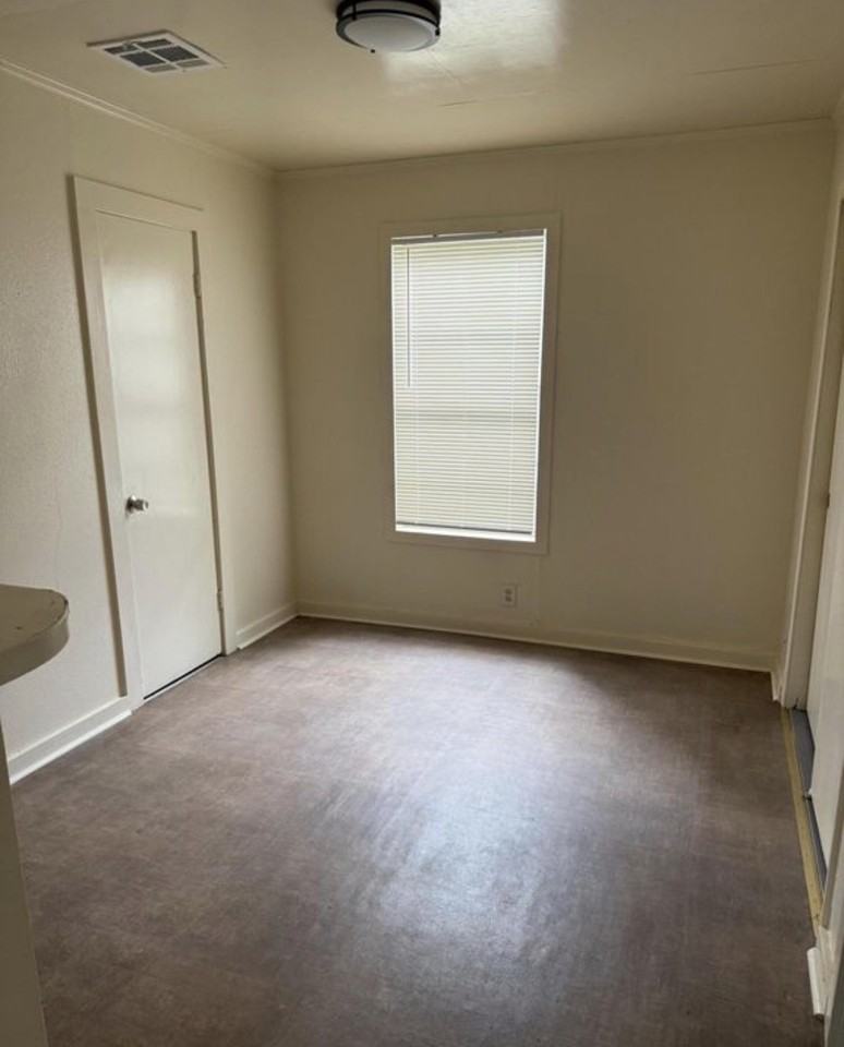 1039 Saint Charles St - Photo 6 of 10