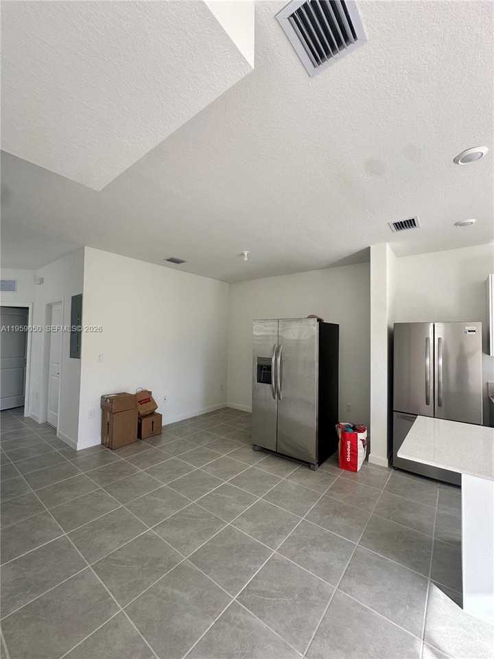 2616 Se 28th Dr - Photo 3 of 15
