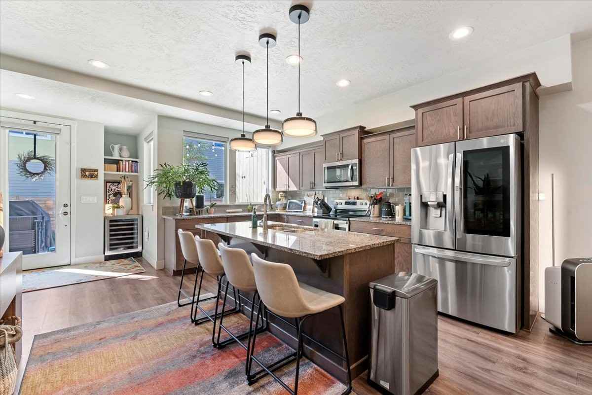 443 E Danika Ln - Photo 6 of 34