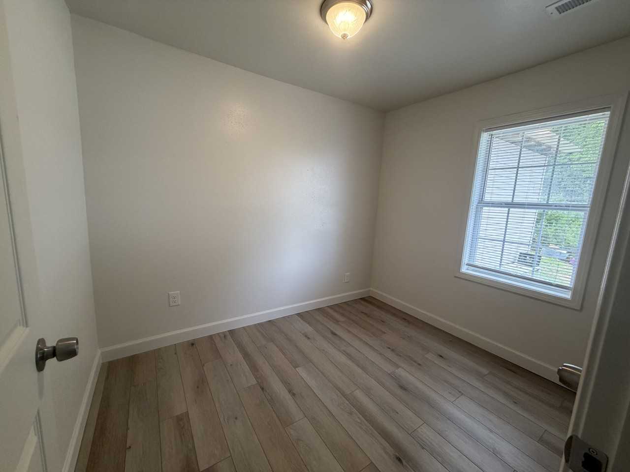 217 Walnut St - Photo 5 of 7