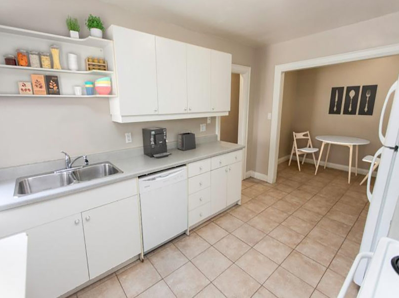 372 Davenport Road - Photo 5 of 9