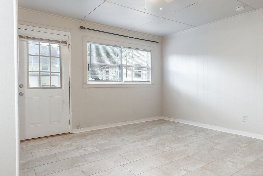 220 North Adelle Avenue - 1Unit B #1 - Photo 5 of 11
