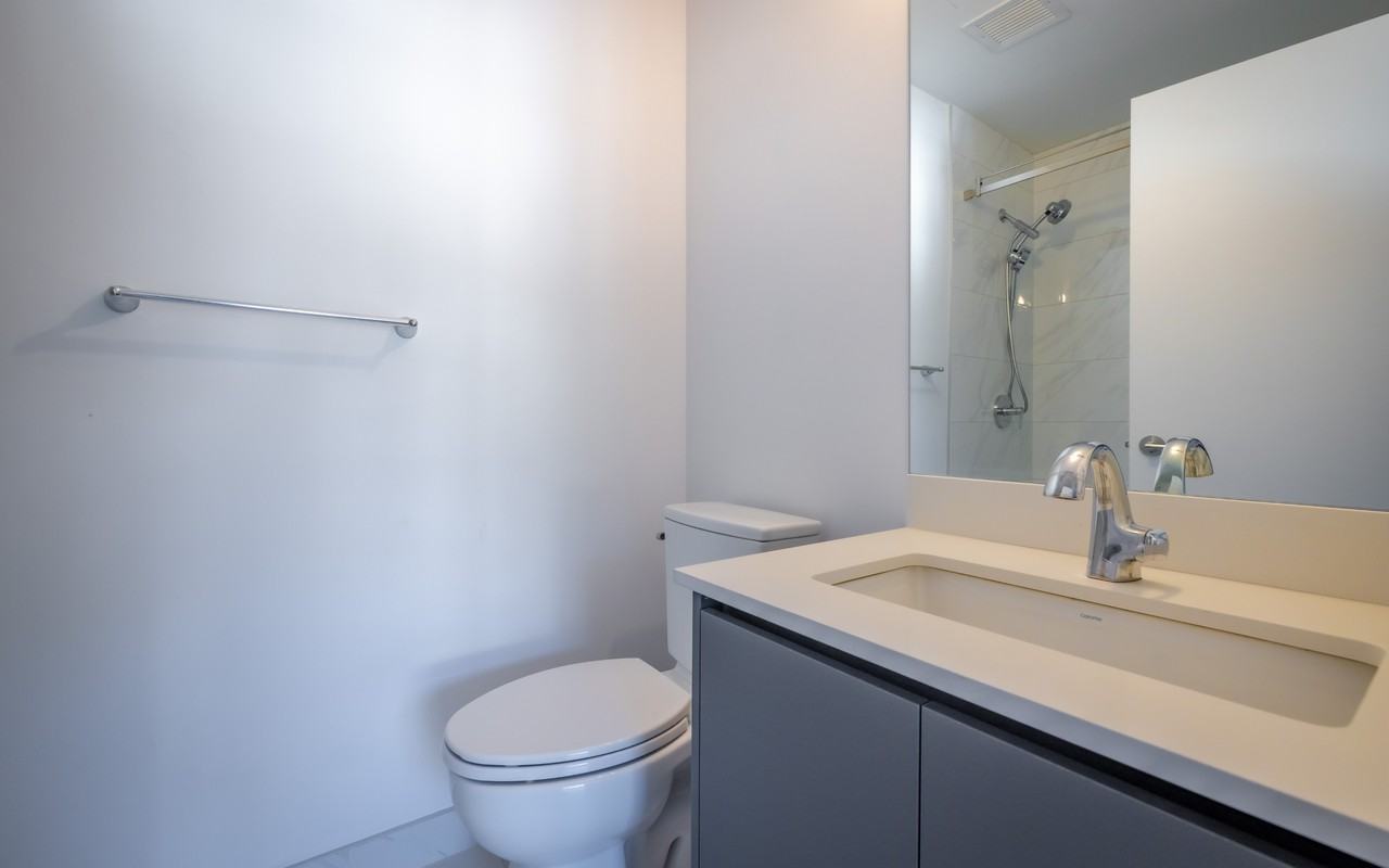 Axir North Vancouver Apartments - Photo 7 of 10