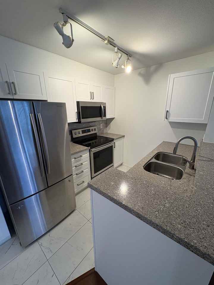 909-2763 Chandlery Place, Vancouver - Photo 3 of 7