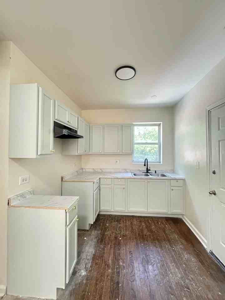 9120 S Dauphin Ave Apt 1w #9120-1W - Photo 3 of 12
