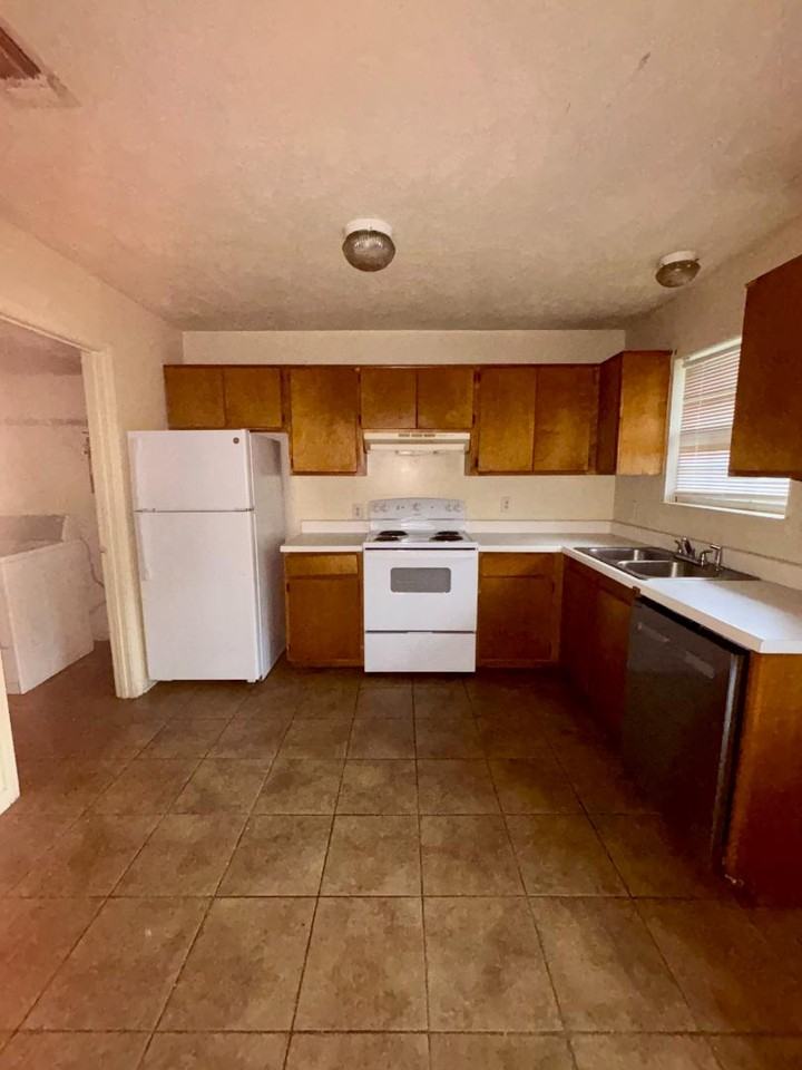 1301 Louisville Street - Photo 2 of 8