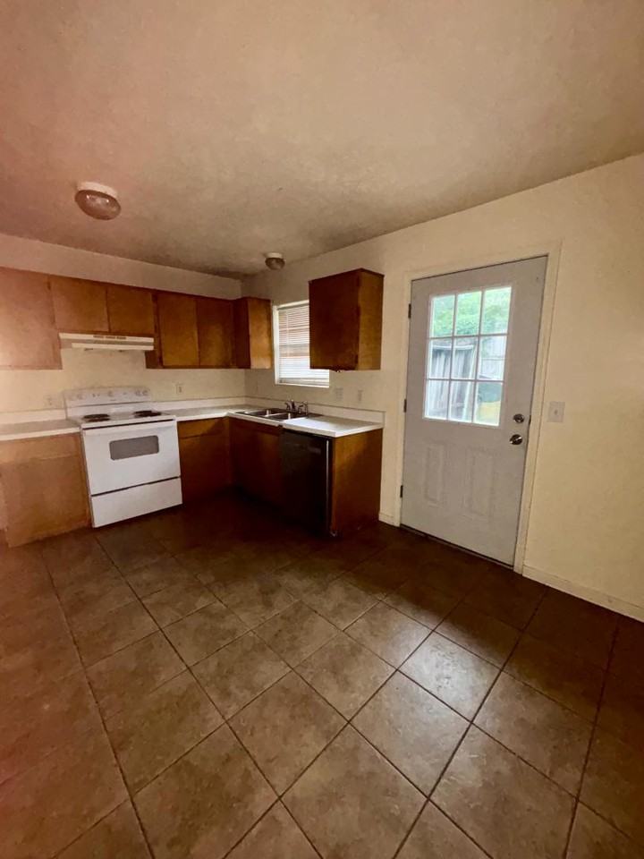 1301 Louisville Street - Photo 4 of 8