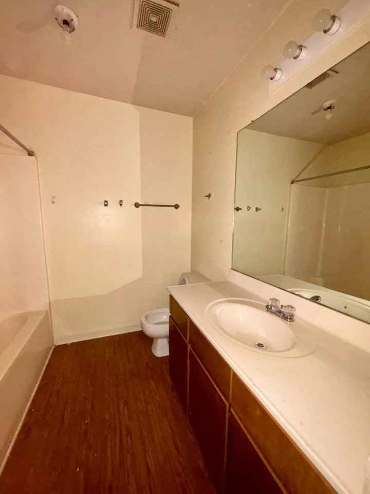 1301 Louisville Street - Photo 5 of 8