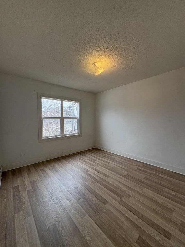 166 Brock St - Photo 5 of 9