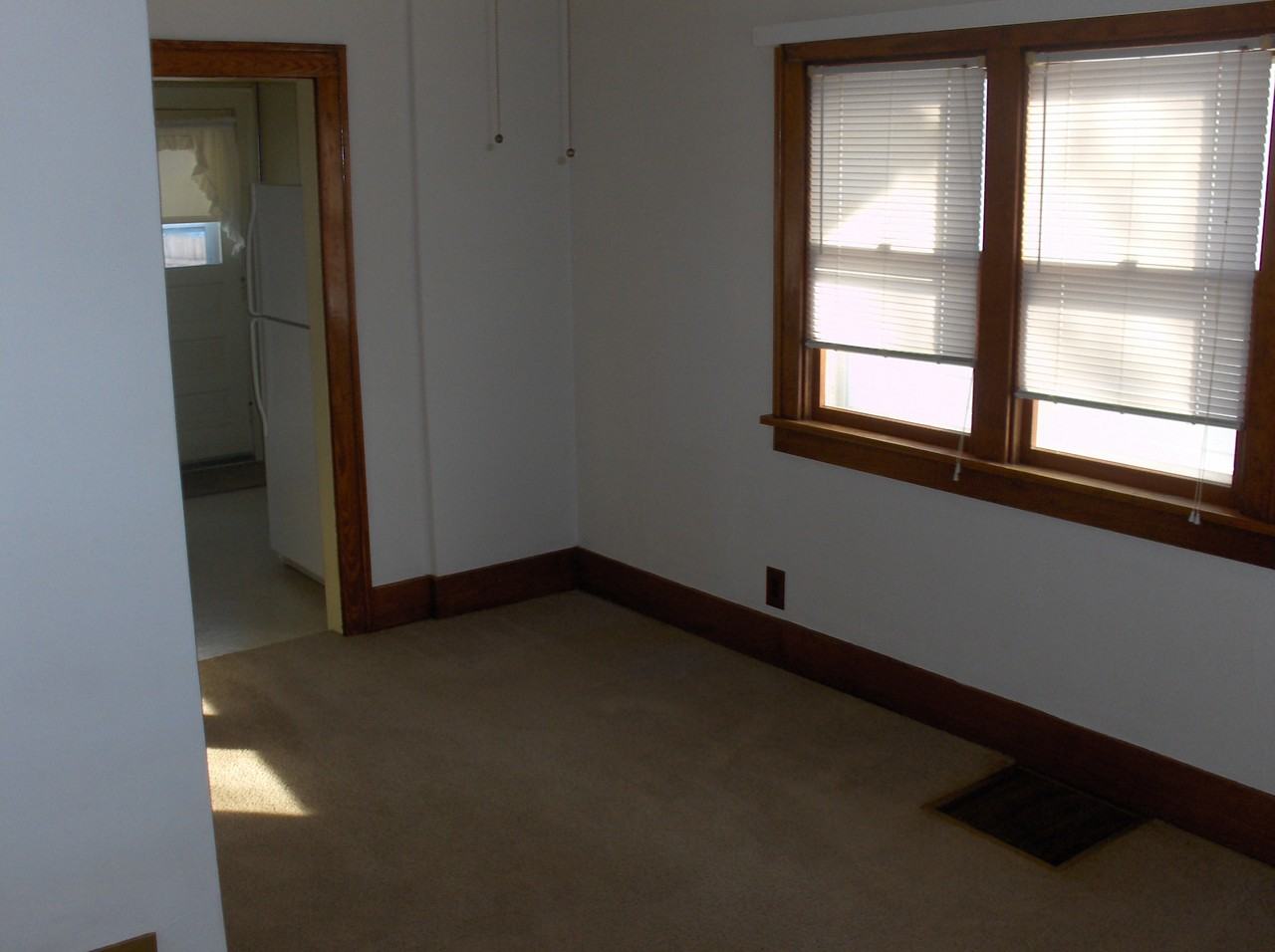 927 Forest Ave - Photo 4 of 11