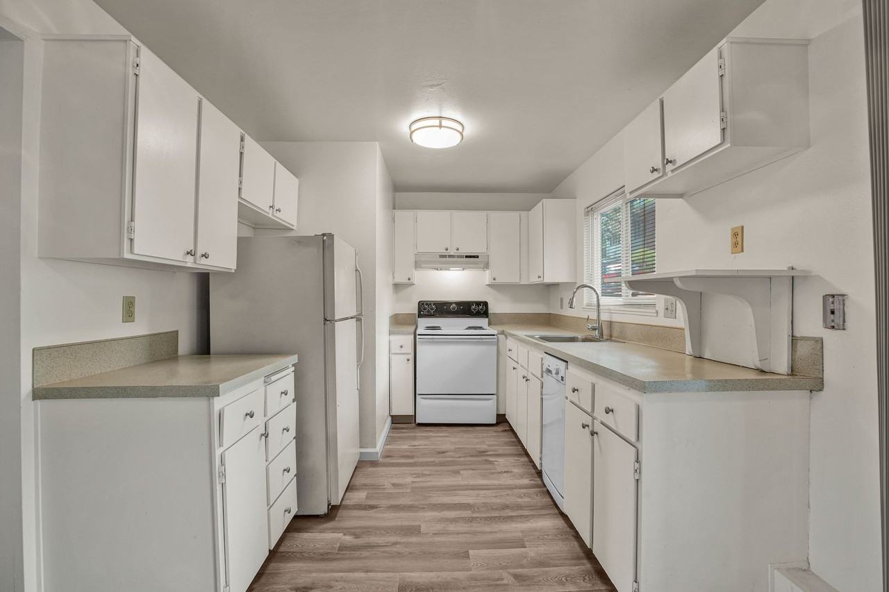 Jamestowne Plaza Apartments - Photo 5 of 6
