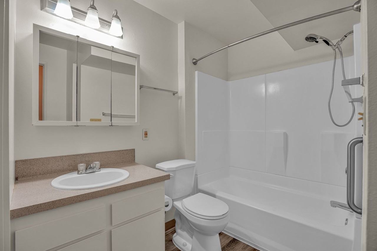 Jamestowne Plaza Apartments - Photo 6 of 6