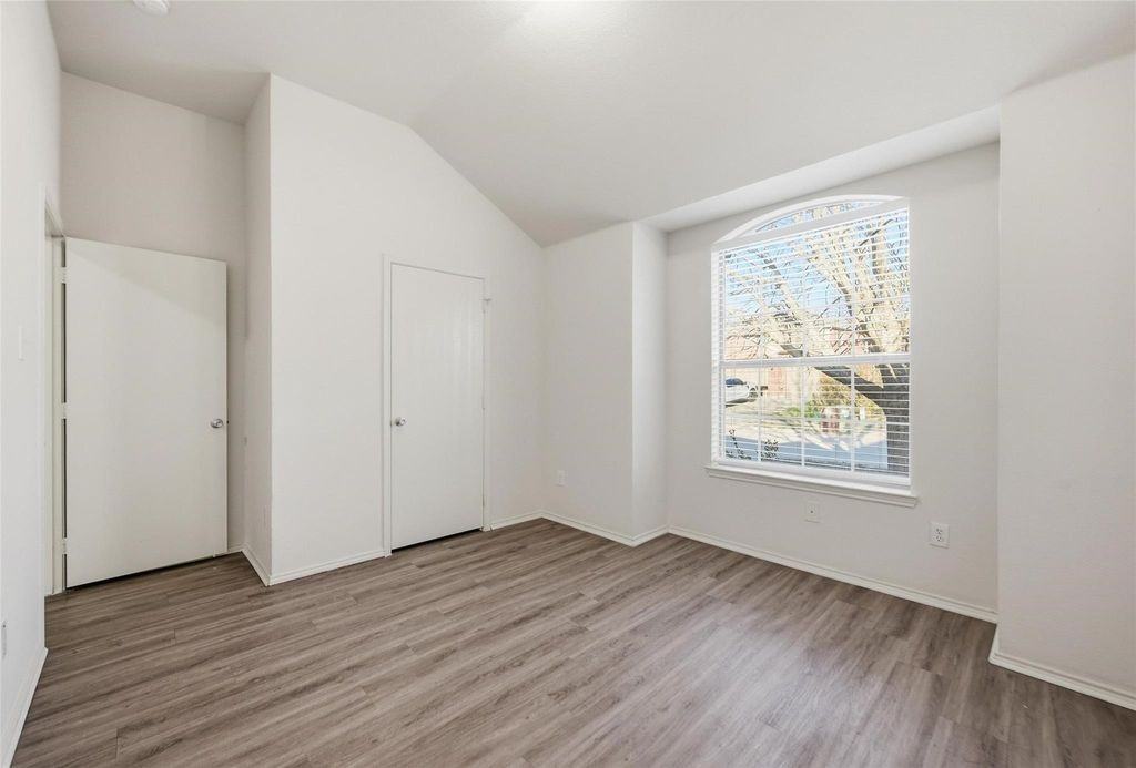 526 Niagara Falls Drive - Photo 5 of 11