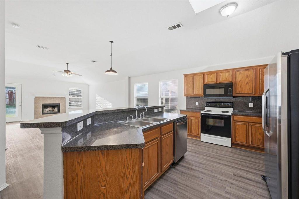 526 Niagara Falls Drive - Photo 4 of 11