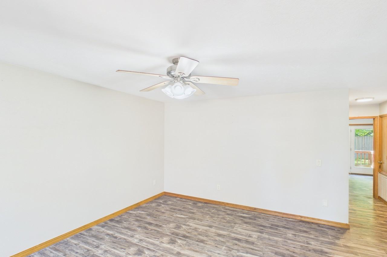 610 E 7th St #2 - Photo 3 of 11