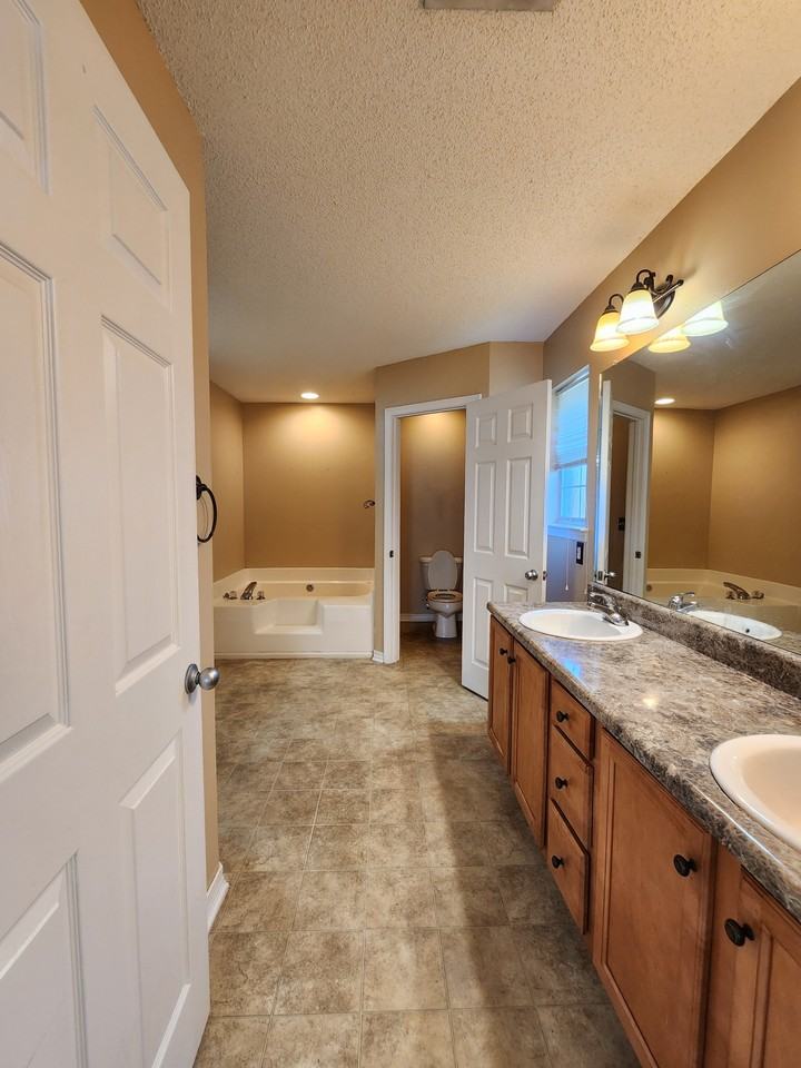 120 59 carnegie Ave #1 - Photo 6 of 10