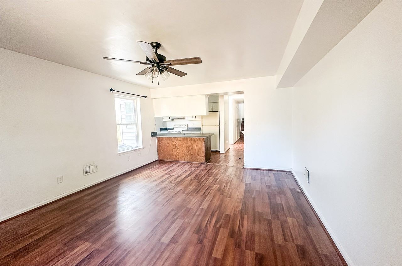 1530 W 40th St #1 - Photo 2 of 11