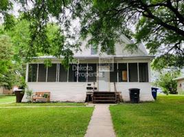 featured image of 915 W 4th Ave