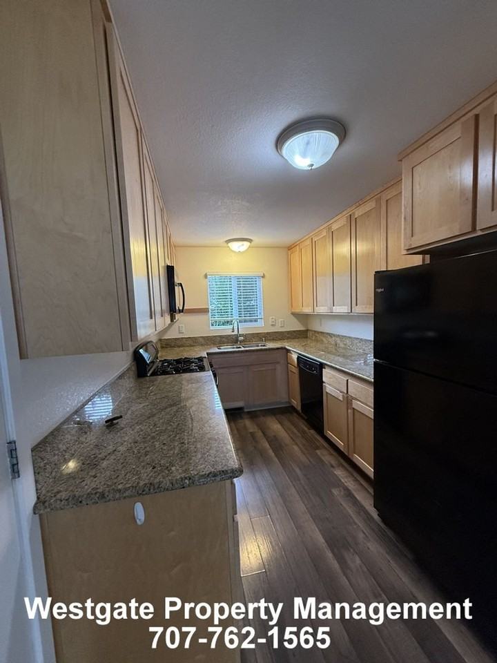 420 418, 420 and 422 Upham Street  - 418A Upham Street - Photo 3 of 11