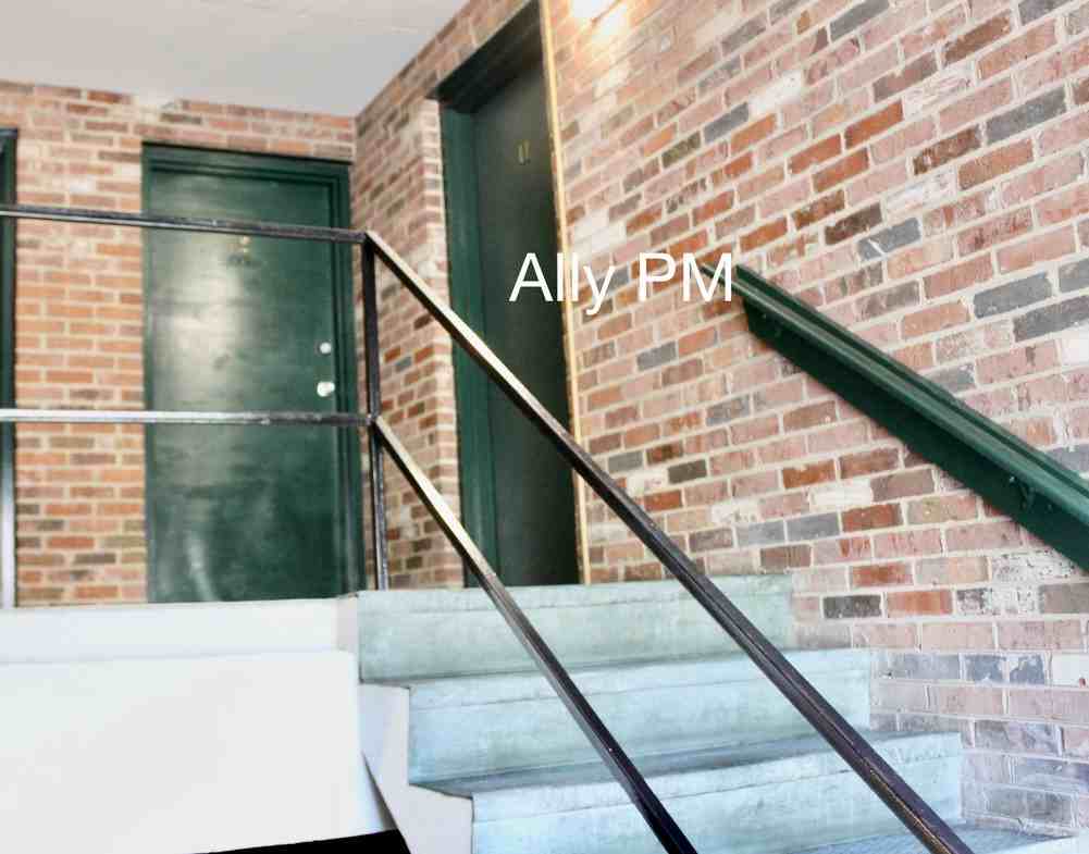 545 Burgoyne Rd #1 - Photo 4 of 14