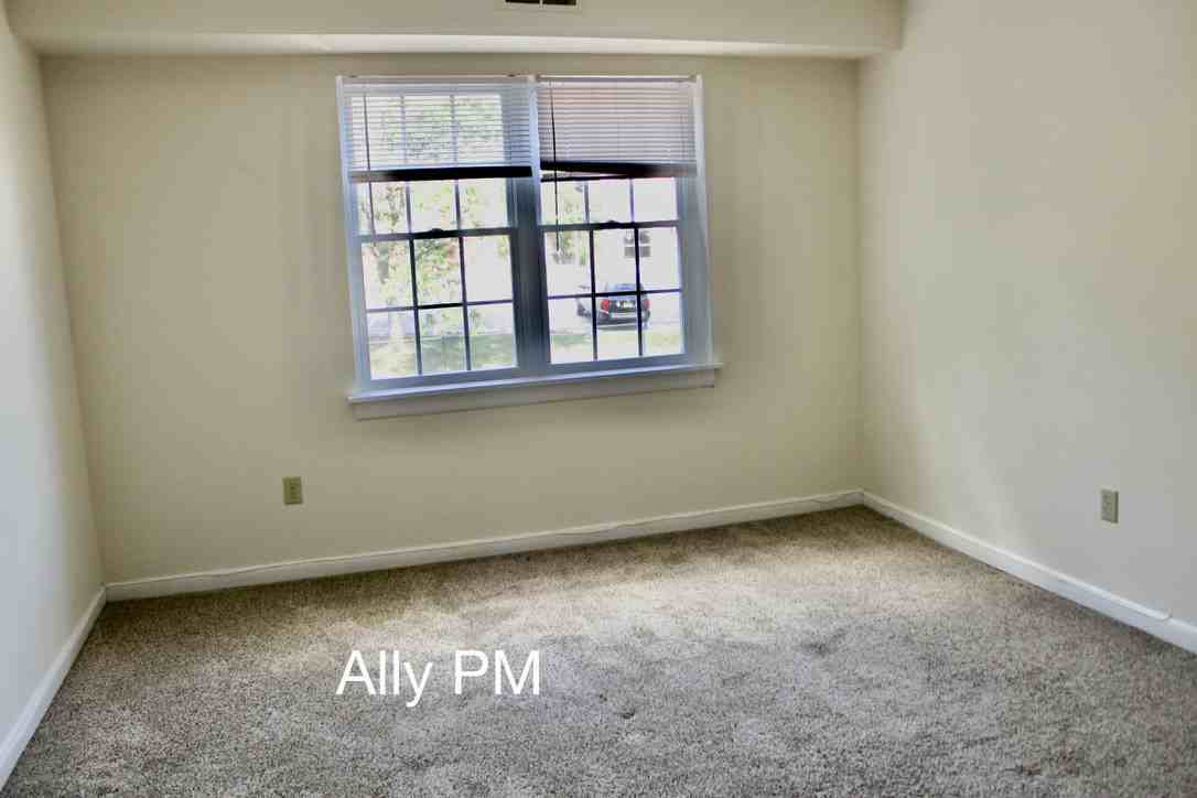 545 Burgoyne Rd #1 - Photo 6 of 14