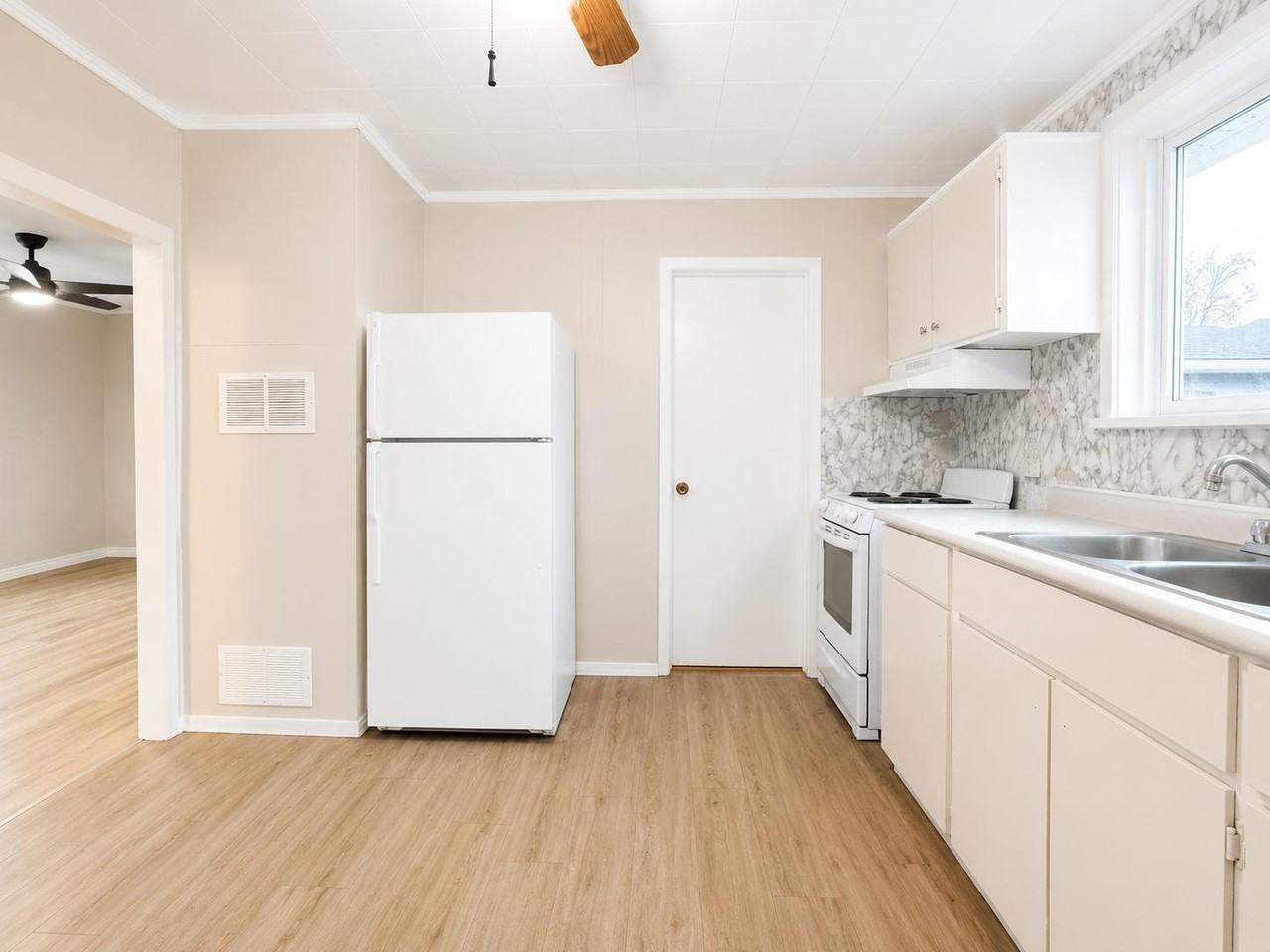 628 Steele St #2 - Photo 3 of 6