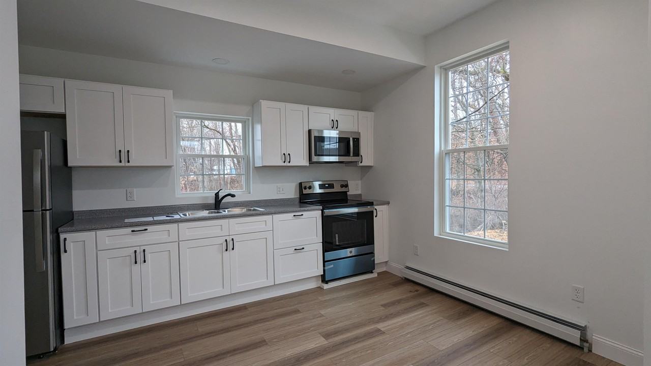 22 Wallace Ct #2 - Photo 3 of 15