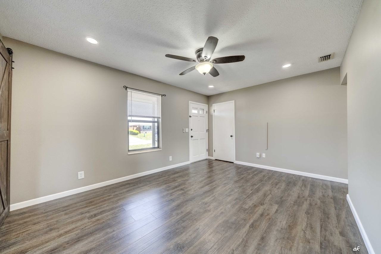 114 S Kimbrel Ave #1 - Photo 3 of 19