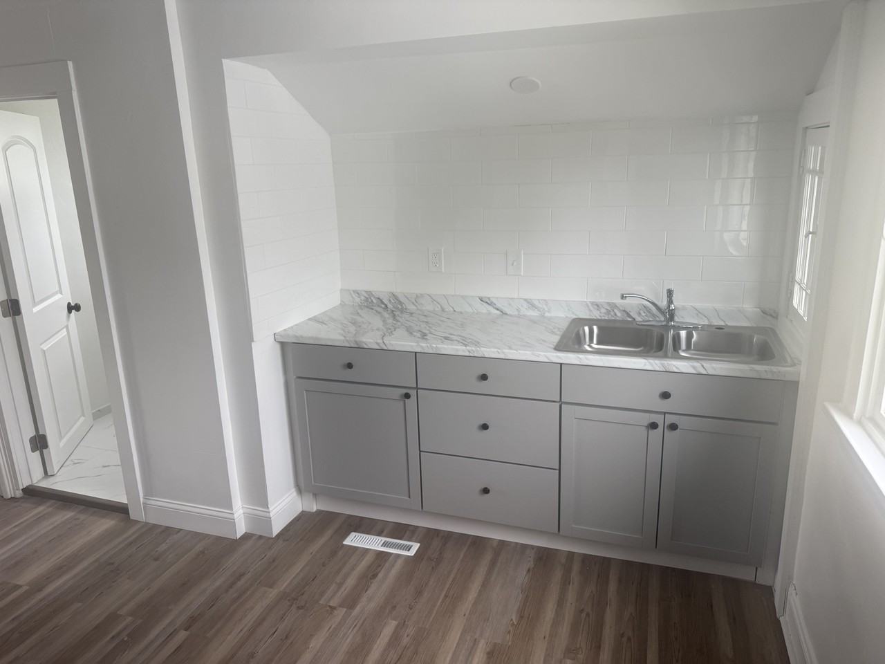 20 Erskine Ave #2 - Photo 3 of 6
