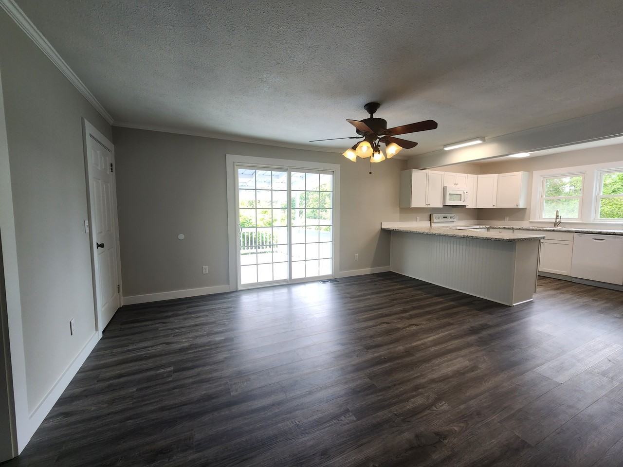 1067 Crescent Dr #1 - Photo 4 of 12
