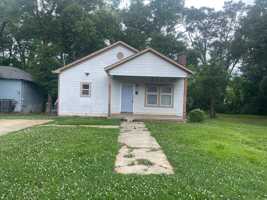 featured image of 137 Sivley Ave #1