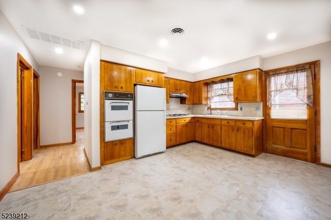 11 Princeton RoadLINDEN #11PR - Photo 7 of 24