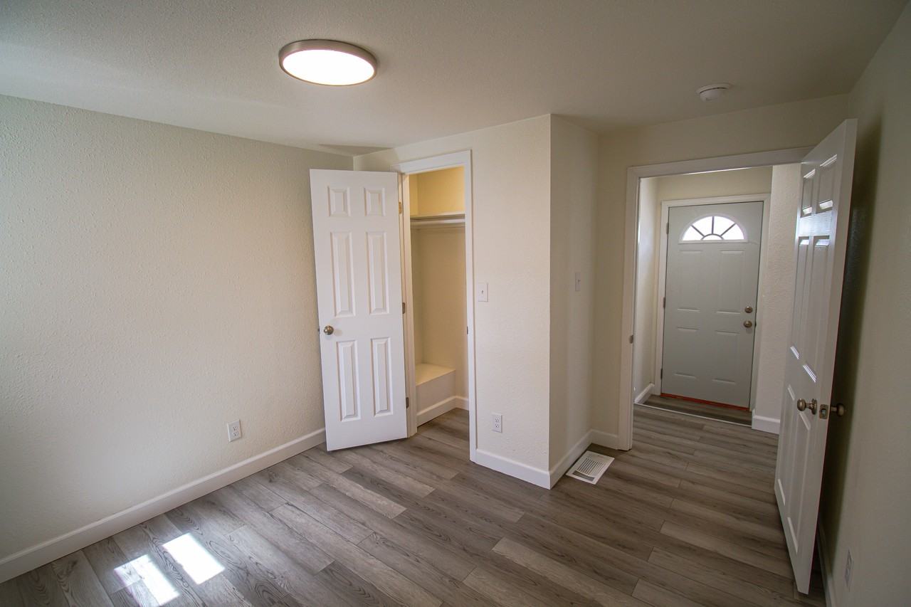 621 E 7th St #1 - Photo 5 of 15