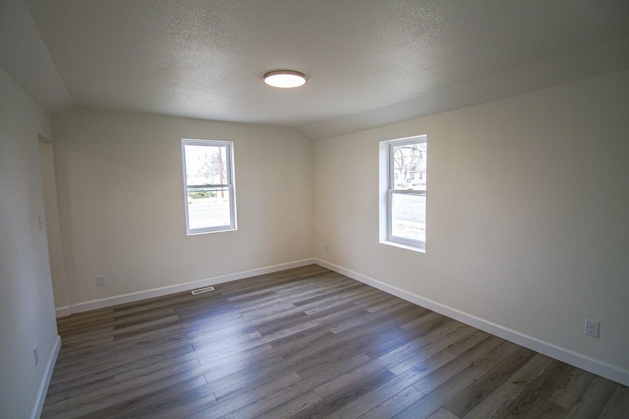 621 E 7th St #1 - Photo 6 of 15