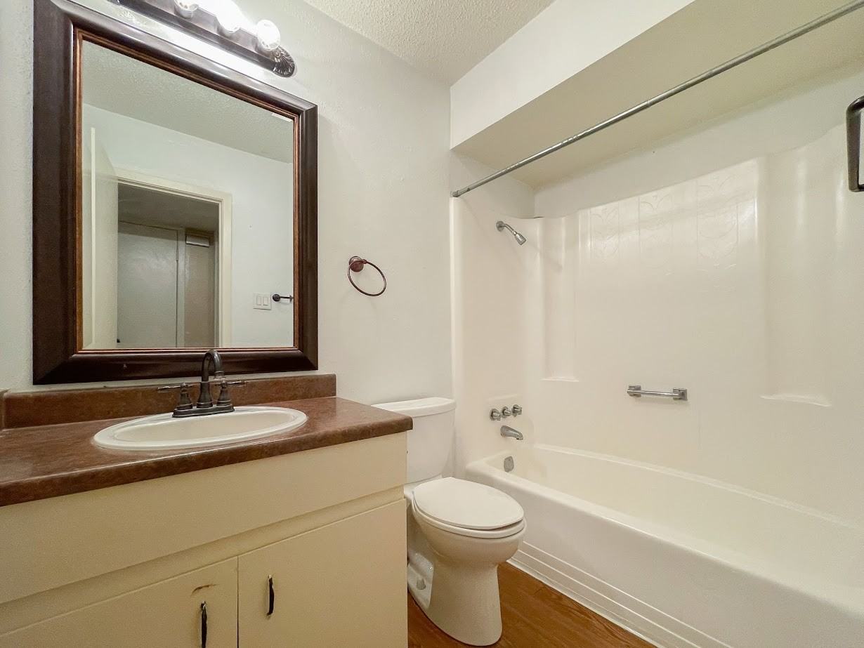 903 Linwood DrApt 202 #202 - Photo 4 of 11