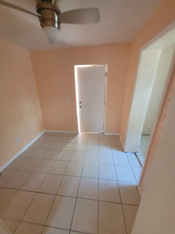 2828 Southwest 3rd Street - Photo 3 of 11