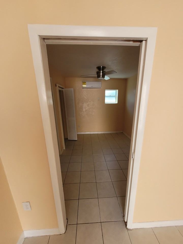 2828 Southwest 3rd Street - Photo 4 of 11