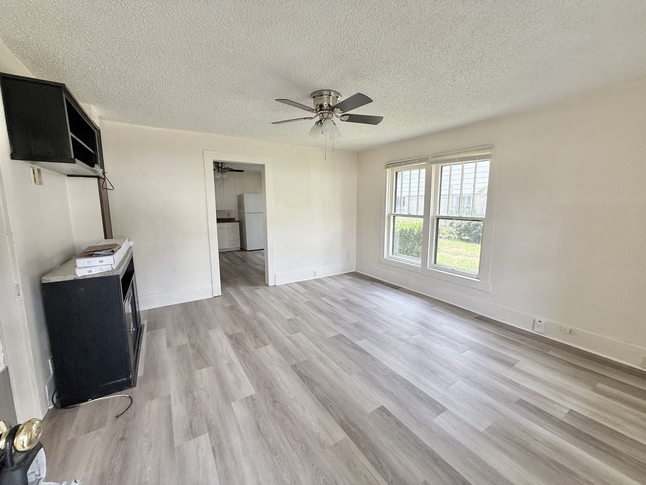 305 Beard St #1 - Photo 5 of 27